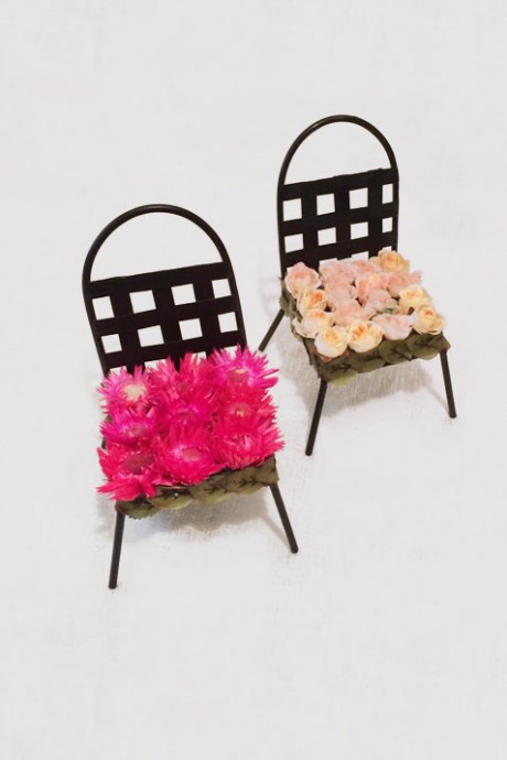 כסאות-עם-פרחים-מיובשים-או-מבד